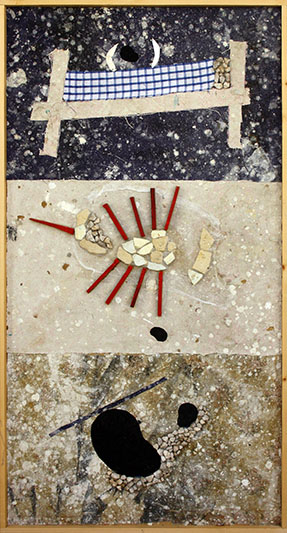 Between two brackets, he sleeps / Entre deux paranthèses, sommeille